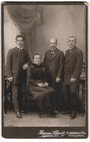 Fotografie Hermann Schmidt, Olbernhau i. Sa., Freibergerstr. 28, Porträt einer Familie