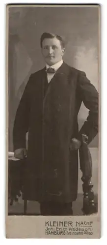 Fotografie Kleiner Nachf., Hamburg, Steindamm 50/52, Eleganter Herr im Anzug