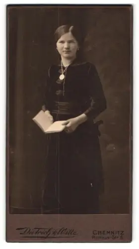 Fotografie Dietrich & Witte, Chemnitz, Rathaus-Str. 6, Junge Dame mit Buch