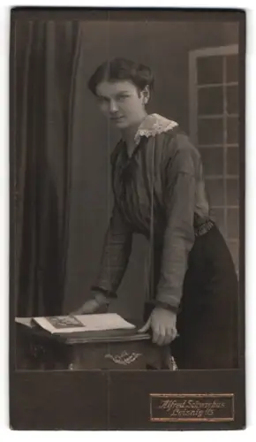 Fotografie Alfred Schwiebus, Leisnig, Frau in nachdenklicher Pose