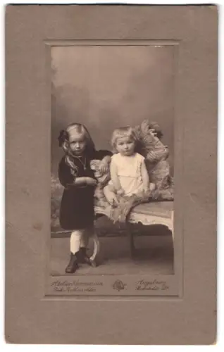 Fotografie Atelier Germania, Augsburg, Bahnhofstr. 12½, Kinder mit auf Fell