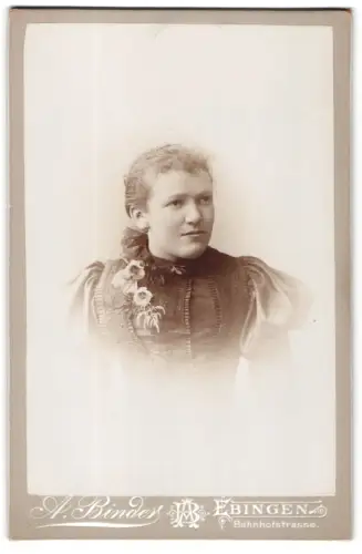Fotografie A. Binder, Ebingen, Bahnhofstrasse, Porträt einer Frau mit Blumendekoration