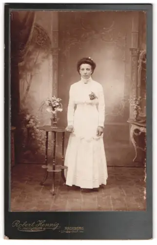 Fotografie Robert Hennig, Radeberg, Lindenhof, Porträt einer Dame in weissem Kleid