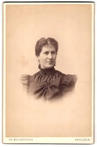 Fotografie Th. Molsberger, Arolsen, Porträt einer Frau
