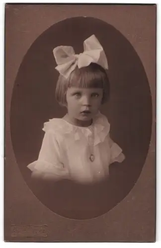 Fotografie Alfred Kahle, Pulsnitz, Kamenzerstrasse, Porträt eines Kindes mit Schleife