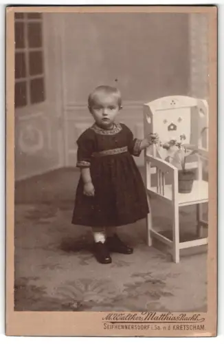 Fotografie M. Walther, Seifhennersdorf, Kind mit Stuhl