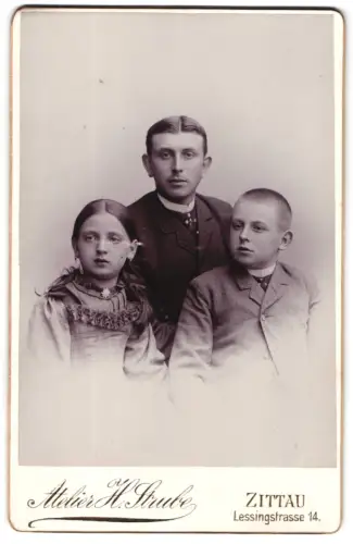 Fotografie Atelier H. Strube, Zittau, Lessingstrasse 14, Familienporträt mit drei Personen