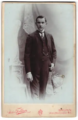 Fotografie Atelier Follner, Brünn, Wawrastrasse 35, Eleganter Herr im Anzug