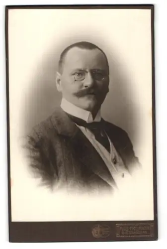 Fotografie Rob. Freimann, Bietigheim, Hauptstrasse, Mann mit Brille und Schnurrbart