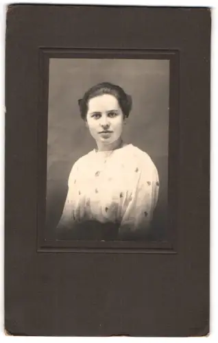 Fotografie Karl Fährer, Merschwitz, Junge Frau im weissen Kleid