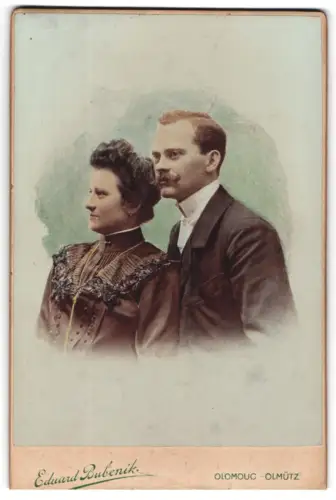 Fotografie Eduard Bubeník, Olmütz, Sporergasse 25, Seitenprofil eines Paares