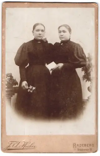 Fotografie F. O. Hacker, Radeberg, Dresdnerstr. 18, Zwei Frauen in dunkler Kleidung