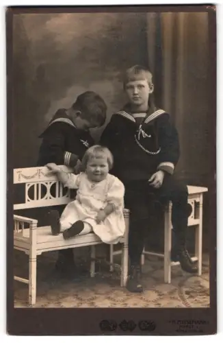 Fotografie H. Meisemann, Forst, Mühlenstr. 36, Kinder in Matrosenanzügen