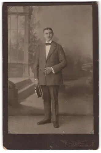 Fotografie Paul Tschapke, Chemnitz, Zschopauerstr. 79, Eleganter Herr in Anzug mit Hut