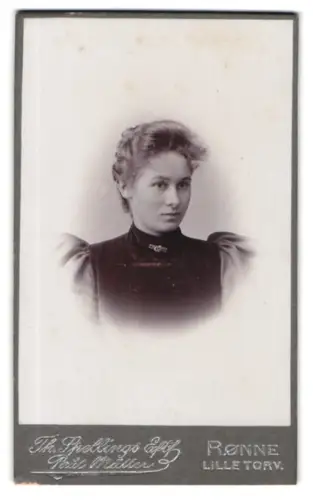 Fotografie Th. Spellings Eftf., Rönne, Lille Torv, Porträt einer jungen Frau