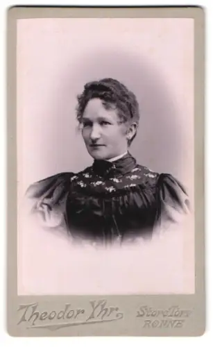 Fotografie Theodor Yhr, Ronne, Store Torv, Porträt einer Frau