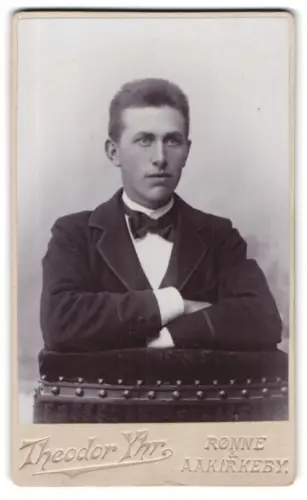 Fotografie Theodor Yhr, Ronne, Porträt eines jungen Mannes