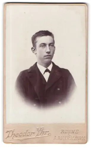 Fotografie Theodor Yhr, Ronne, Junger Mann im Anzug