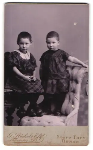 Fotografie G. Stöckel, Rønne, Store Torv, Zwei Kinder in karierten Kleidern