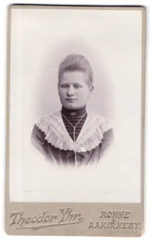 Fotografie Theodor Yhr, Rønne, Porträt einer jungen Frau