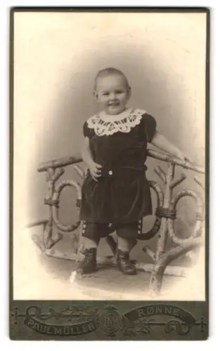 Fotografie Paul Müller, Rønne, Lille Torv, Porträt eines kleinen Kindes