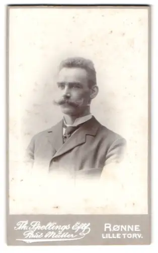 Fotografie Th. Spellings Eftf., Rønne, Lille Torv, Porträt eines eleganten Herrn