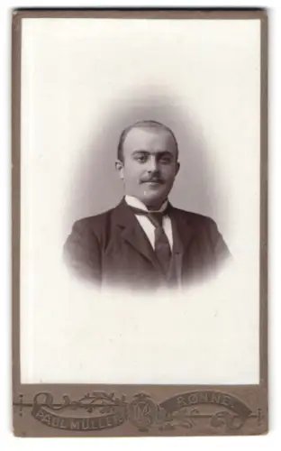 Fotografie Paul Müller, Rønne, Lille Torv, Porträt eines eleganten Herren