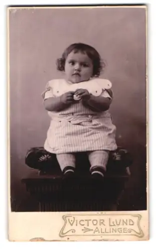 Fotografie Victor Lund, Allinge, Kleinkind auf Podest