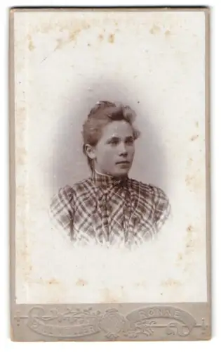 Fotografie Paul Müller, Rønne, Lille Torv, Porträt einer Frau in kariertem Kleid
