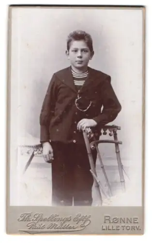 Fotografie Th. Spellings Eftf., Rønne, Lille Torv, Porträt eines Jungen in Seemannskleidung