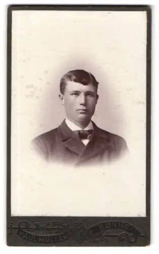 Fotografie Paul Müller, Rønne, Lille Torv, Porträt eines jungen Mannes