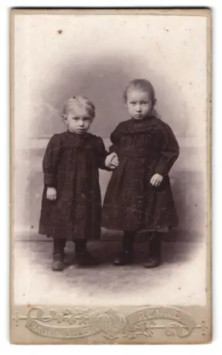 Fotografie Paul Müller, Rønne, Lille Torv, Zwei Kinder in dunkler Kleidung