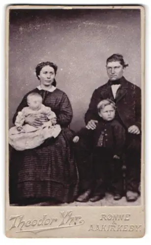 Fotografie Theodor Yhr, Rønne, Familienportrait mit zwei Kindern