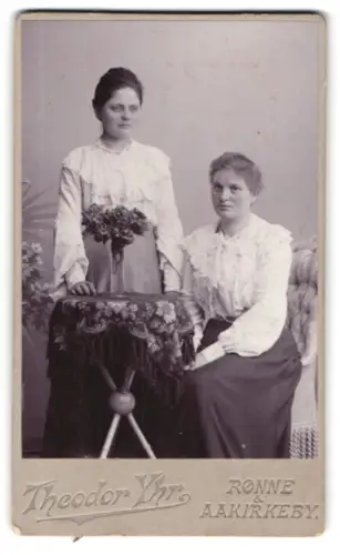 Fotografie Theodor Yhr, Rønne, Zwei Frauen in eleganter Pose