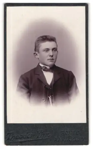 Fotografie Theodor Yhr, Rønne, Junge in Anzug