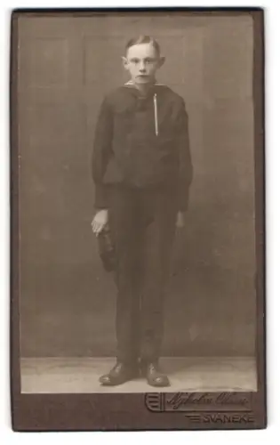 Fotografie Nyholm Olsen, Svaneke, Junge in Matrosenanzug