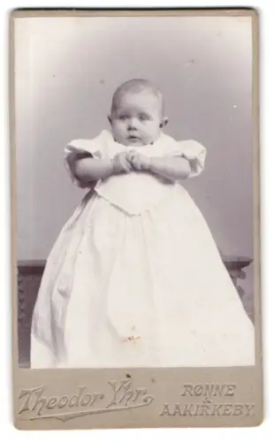 Fotografie Theodor Yhr, Ronne, Porträt eines kleinen Kindes