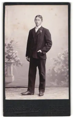 Fotografie Theodor Yhr, Rønne, Eleganter Herr im Anzug