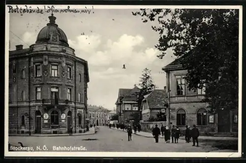 AK Stockerau /N. Ö., Bahnhofstrasse mit Passanten