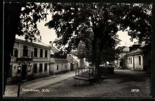 AK Gutenbrunn /N. Oe., Strassenpartie mit Gasthaus