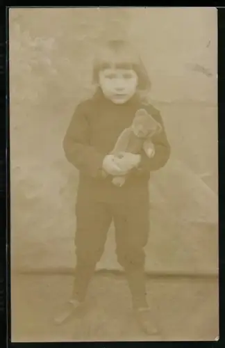 Foto-AK Kleines Kind mit Teddy-Bär in den Armen