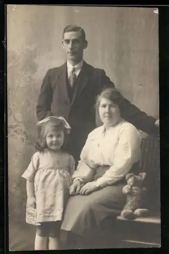 Foto-AK Familie mit Kind und Teddy