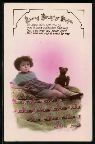 AK Kind mit lockigen Haaren liegt neben einem Teddy