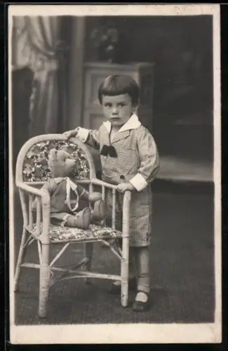 Foto-AK Martin mit seinem Teddy auf einem Stuhl