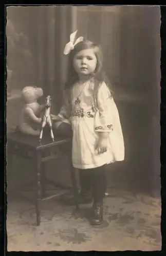Foto-AK Mädchen mit Teddy und Pferdespielzeug