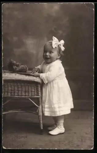 Foto-AK Kleinkind in weissem Kleid mit Teddy