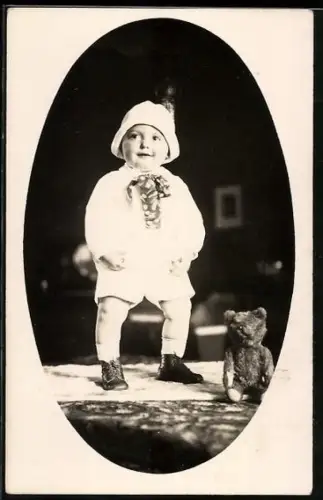 Foto-AK Kleinkind mit einem kleinen Teddy