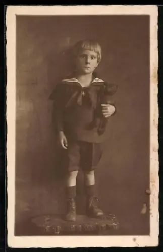 Foto-AK Kleiner Junge in Matrosenanzug mit Teddy