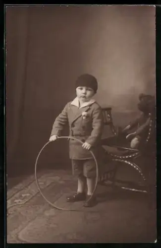 Foto-AK Kleinkind mit Reifen und Teddy