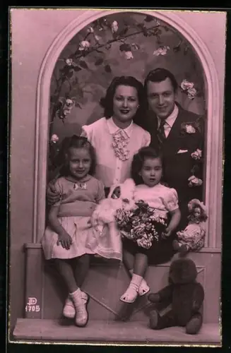 AK Familie mit Teddy, Puppe, Blumenstrauss im Atelier
